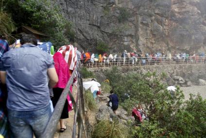 El públic va haver de córrer a refugiar-se dins el túnel per a vianants.