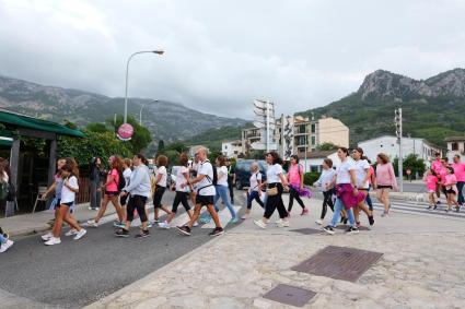 Els participants de diferents edats sortiren de Son Angelats i caminaren fins a l’Ajuntament.
