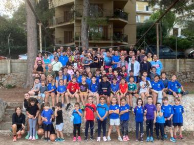 Els atletes dels clubs i alumnes de l’escola es fotografiaren junts.