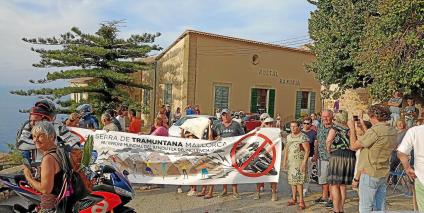BANYALBUFAR. CARRETERAS. TensiÃÂ³n en la Serra tras cortar la carretera para protestar contra las carreras ilegales. La manifes