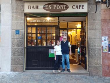 Na Cati i en Tolo del Pont és així com són coneguts a Sóller. A partir de dia 25 deixen el bar on hi han fet feina 42 anys.