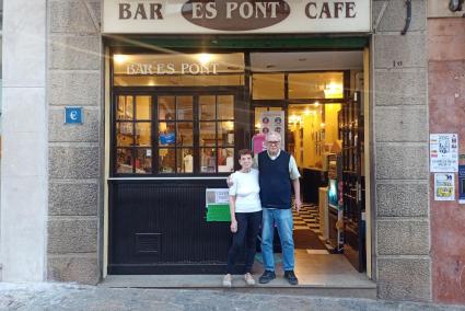 Na Cati i en Tolo del Pont és així com són coneguts a Sóller. A partir de dia 25 deixen el bar on hi han fet feina 42 anys.