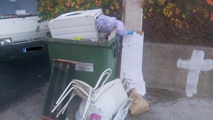 En un dels punts s’han trobat electrodomèstics dins els contenidors.