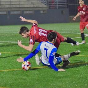Una accio de l'intens partit entre dos equips que sabien que es jugaven molt. F: Ínter Manacor