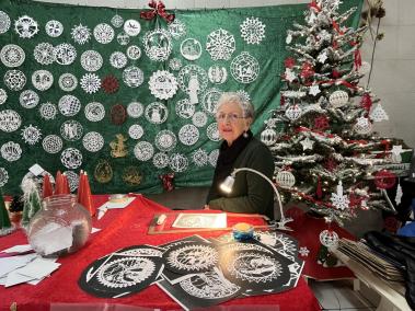 Maria Amengual crea noves neules cada dia al trast que ha muntat al Mercat Municipal.