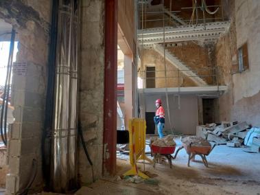 Un operari avaluant l'estat de les runes avui matí.