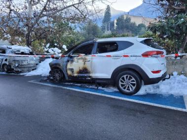 Un virulent incendi calcina quatre cotxes de matinada a Sóller.