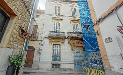 El casal modernista situat al carrer de Real s’hauria de convertir en un museu d’indumentària.