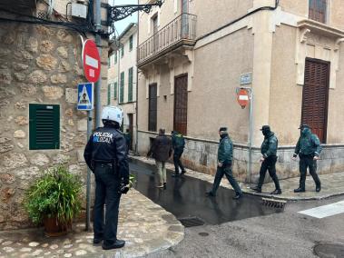 Un home s'atrinxera a la seva casa de Sóller i amenaça amb un ganivet amb matar a la seva família.