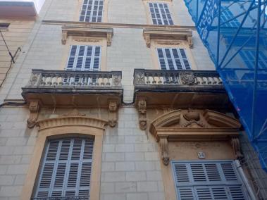 El casal de Can Mas, situat al carrer de Reial, davant l’entrada del Defensora.