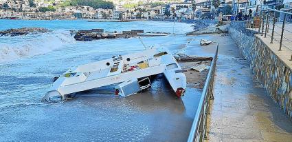 L’Ajuntament retirarà el catamarà de l’arena