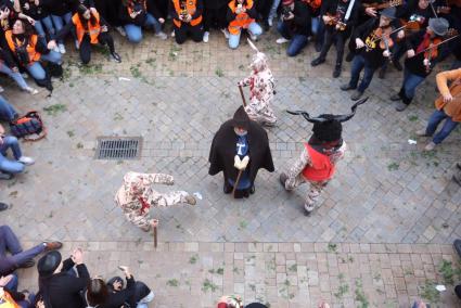 Els dimonis de Manacor ballen amb Sant Antoni davant la Sala