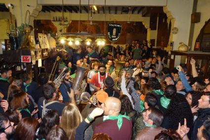 La Confraria de Sant Sebastià, els primers anys, al celler Sa Premsa (foto: web de la Confraria de Sant Sebastià)