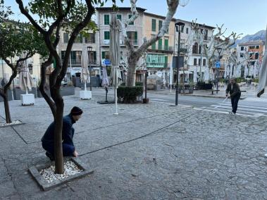 Avui els operaris municipals marcaven amb cinta una de les terrasses de plaça.