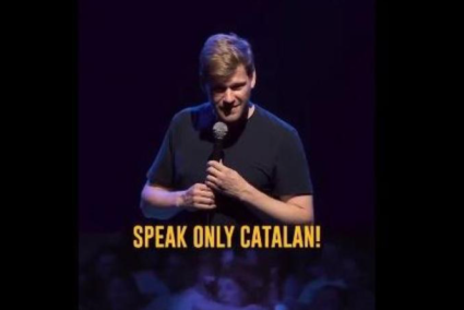 L'humorista Shahak Shapira durant un dels seus monòlegs a Barcelona.
