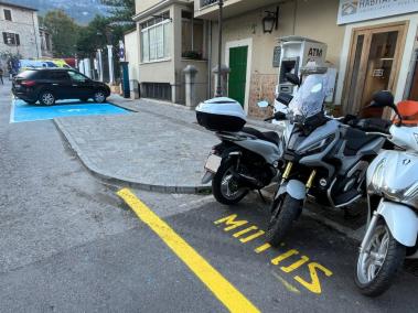 L’empedrat serà retirat perquè càpiguen més motos.