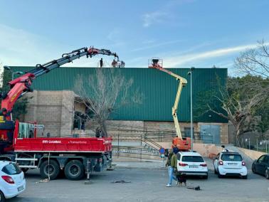 Els tècnics agafant mesures de la coberta.