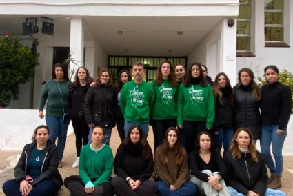 Els mestres del CEIP Sant Carles d'Eivissa amb les camisetas verdes.