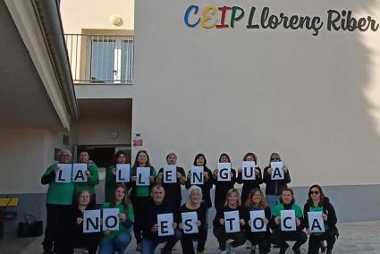 Els mestres del CEIP Llorenç Riber deixen ben clar que la llengua no es toca.