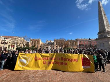 Més de 200 persones han participat en la protesta a favor de la llengua celebrada a Ciutadella.