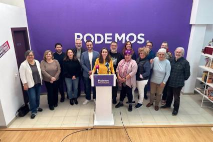 Lucía Muñoz (al centre de la imatge) al costat de la resta de representants de Podem Balears.