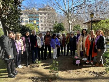 Durant l'homenatge s'ha sembrat una planta al pati de la Misericòrdia de Palma.