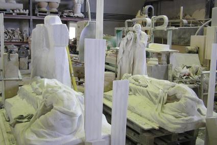 Imatge feta pública per Albaïna on es veu el que sembla l'original al costat d'una còpia inacabada.