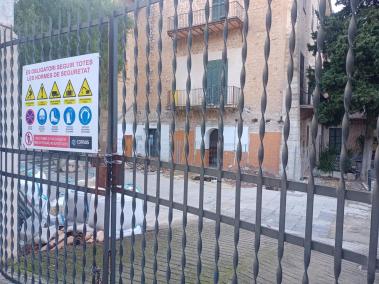 Les obres estan aturades fa més d'un mes.