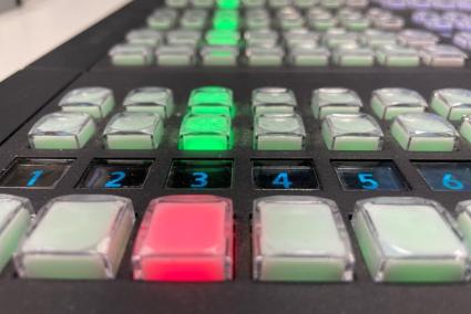 Imatge dels botons de control i realització de la televisió pública.