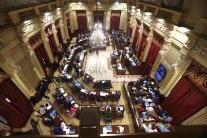 L'STEI denuncia que el PP «imposa il·legalment» el castellà al Parlament.