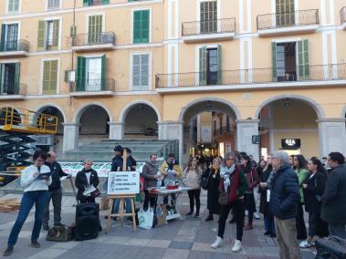 Imatge de la concentració per a demanar l'alto el foc a Gaza celebrada aquest dissabte a Palma.