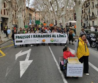 Imatges de la pancarta que encapçala la tractorada d'aquest 19 de febrer a Palma.