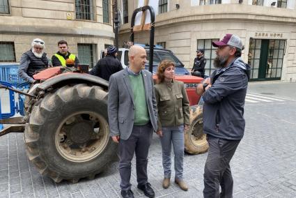 Antoni Salas, portaveu d'El Pi Proposta per les Illes Balears, al costat d'un tractor.