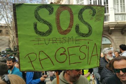 Imatge d'una pancarta a la tractorada de Palma.