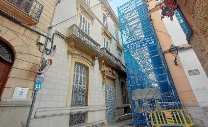 El casal modernista de Can Mas està situat davant la façana principal del Defensora.