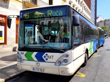 Una línia de bus de l'EMT circulant pels carrers de Palma.