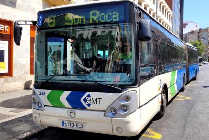 Una línia de bus de l'EMT circulant pels carrers de Palma.