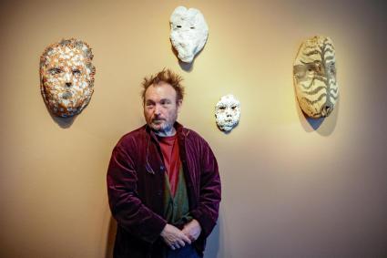 Barceló amb algunes de les peces que formen part d'aquesta exposició retrospectiva.