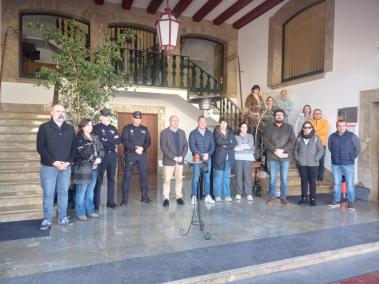 Regidors i funcionaris durant el minut de silenci.