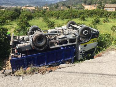 Un camió bolca a Ca's Patró Lau, Biniaraix