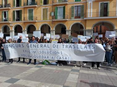 Uns 200 docents s'han concentrat aquest dissabte a la plaça Major de Palma.