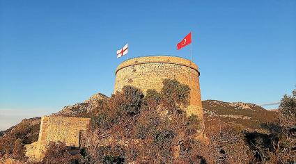 L’Ajuntament confia poder fer la tradicional penjada de banderes a la Torre Picada.