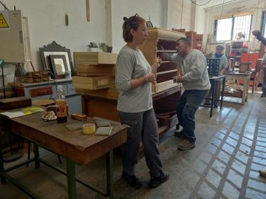 Catalina Munar explica com restauren els mobles a la Fundació Deixalles.