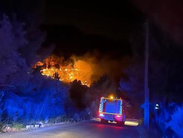 Desallotjats diversos habitatges en declarar-se un incendi forestal a Alconasser, a Sóller