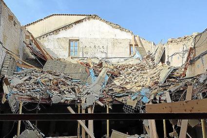 SOLLER. PATRIMONIO. El teatro Defensora de SÃÂ³ller queda en ruinas al derrumbarse su tejado. La caÃÂ­da de una pared en mal e