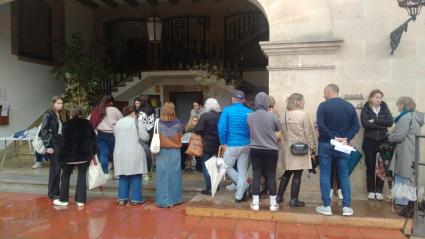 Cues del dilluns a l’Ajuntament per recollir la polsera.