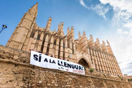 Imatge de la pancarta 'Sí a la llengua!' desplegada aquest dissabte davant La Seu de Palma.