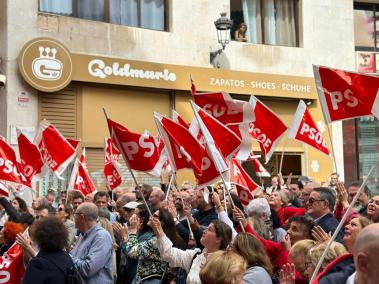 Centenars de militants del PSOE s'han manifestat aquest dissabte al carrer Miracle de Palma.