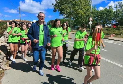Un grup d'alumnes dels centres educatius d'Alcúdia corrent avui al matí portant la Flama de la Llengua durant el Correllengua 2024.