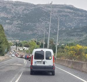 Col·lapse diari a la carretera d’entrada a Sóller i el Port.